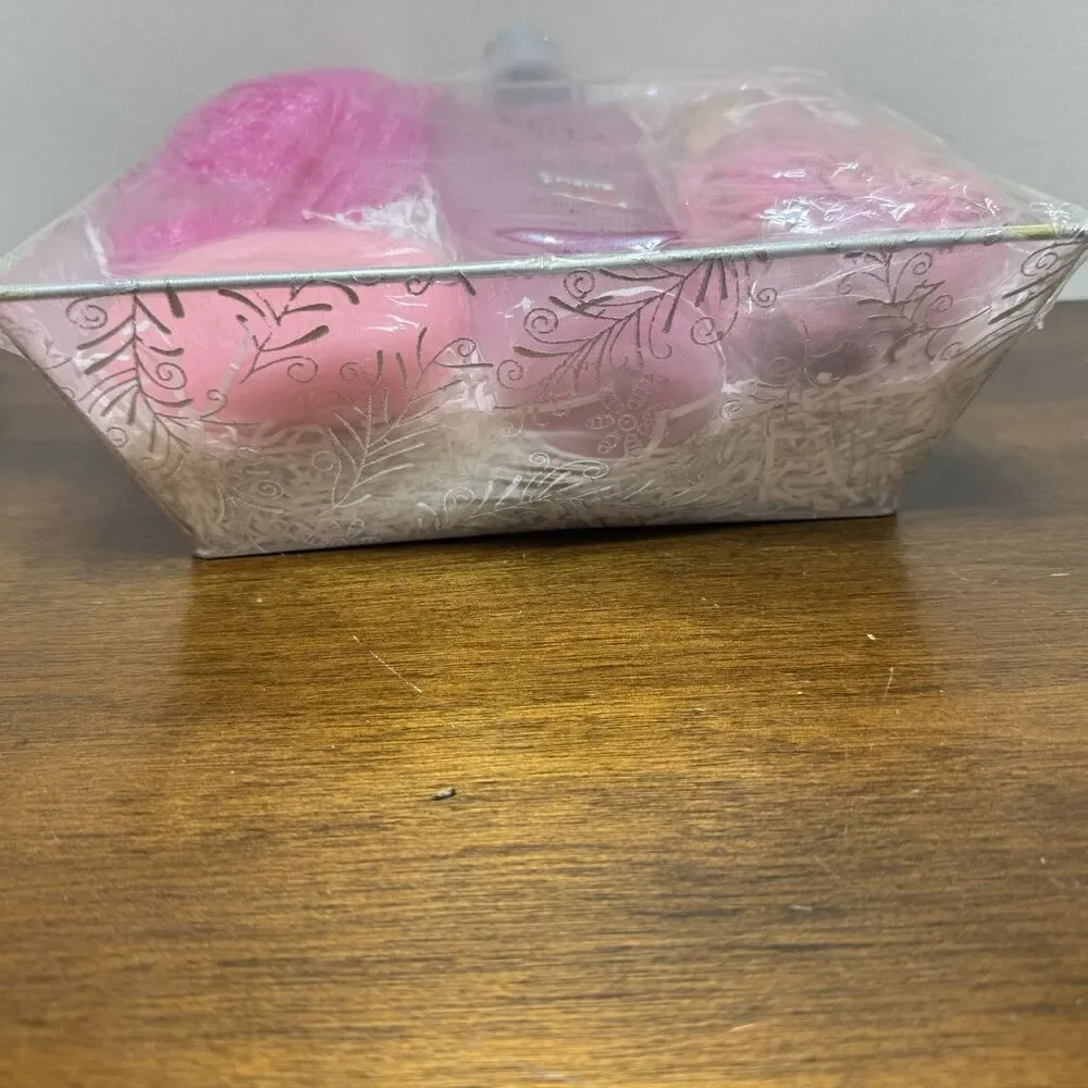 Vintage Bath Body And Earth Bath Gift Set Raspberry Soap Body Wash Potpourri